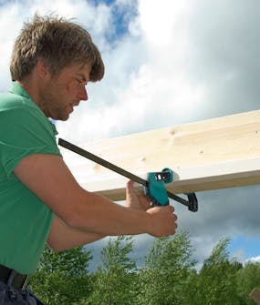 Byg selv udestue: Når kipbjælken er lagt op, skrues en lægte på hver side Byg selv udestue: Når kipbjælken er lagt op, skrues en lægte på hver side